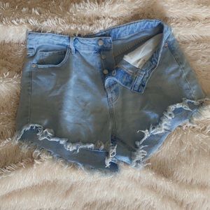 Distressed denim shorts 🌴